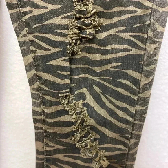 🆕Easel Distress Faded Olive Zebra Print Skinny Pants🆕 - Picture 7 of 12